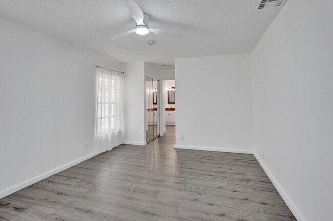 Building Photo - 820 NW 21st Way