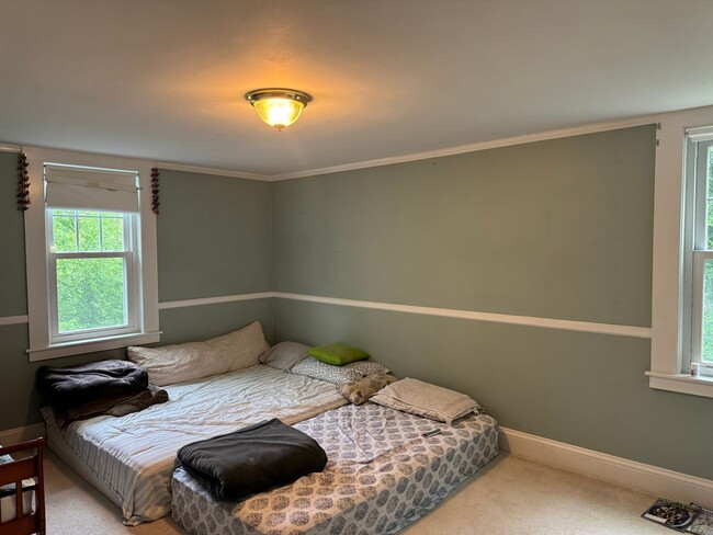 Building Photo - 4 Bedroom just minutes to Dartmouth