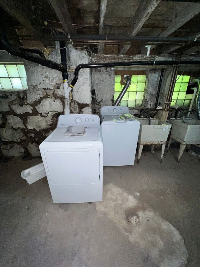 Building Photo - 2207 W 3rd St