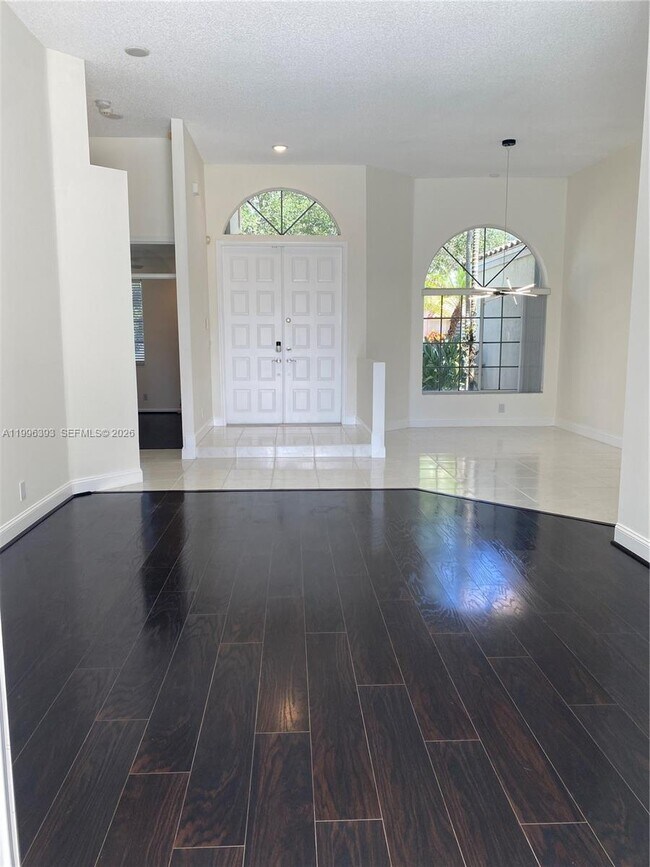 Building Photo - 3066 Lakewood Cir