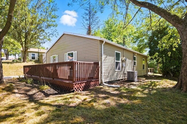 Building Photo - 455 Lakeview Dr