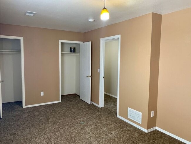 Building Photo - RENOVATED and SPACIOUS 3 bed and 1.5 bath Apartment!!