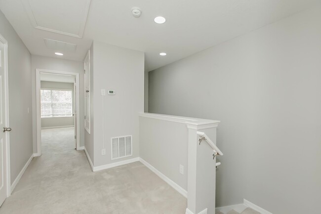 Building Photo - Gorgeous 3/3  Bedroom Townhome - Now Avail...