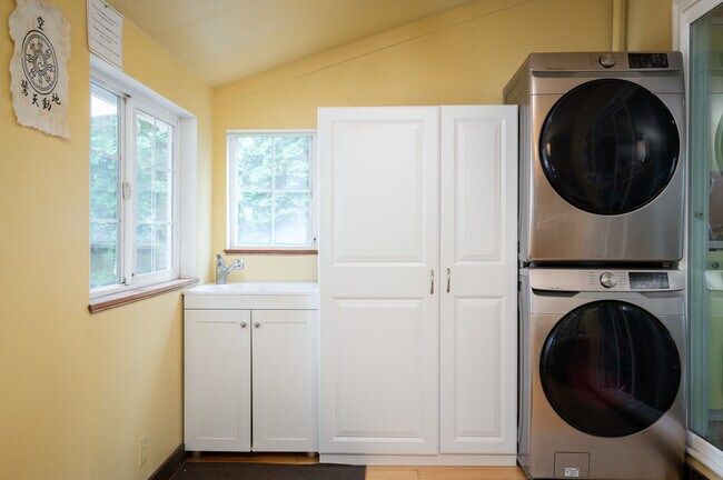 Building Photo - 1040 NE 78th Ave