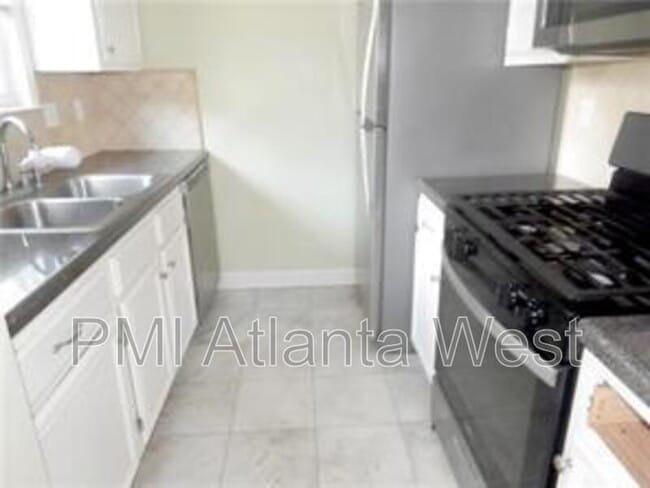 Building Photo - 1942 Glenwood Downs Dr