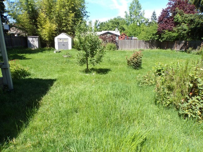 Building Photo - 11865 SW Ebberts Ct