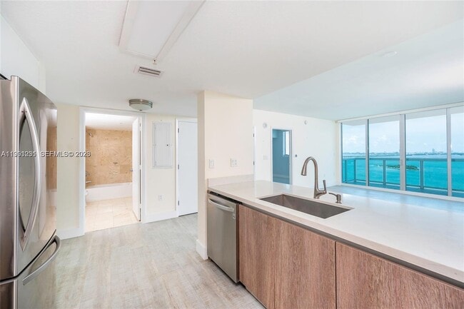 Building Photo - 1800 N Bayshore Dr