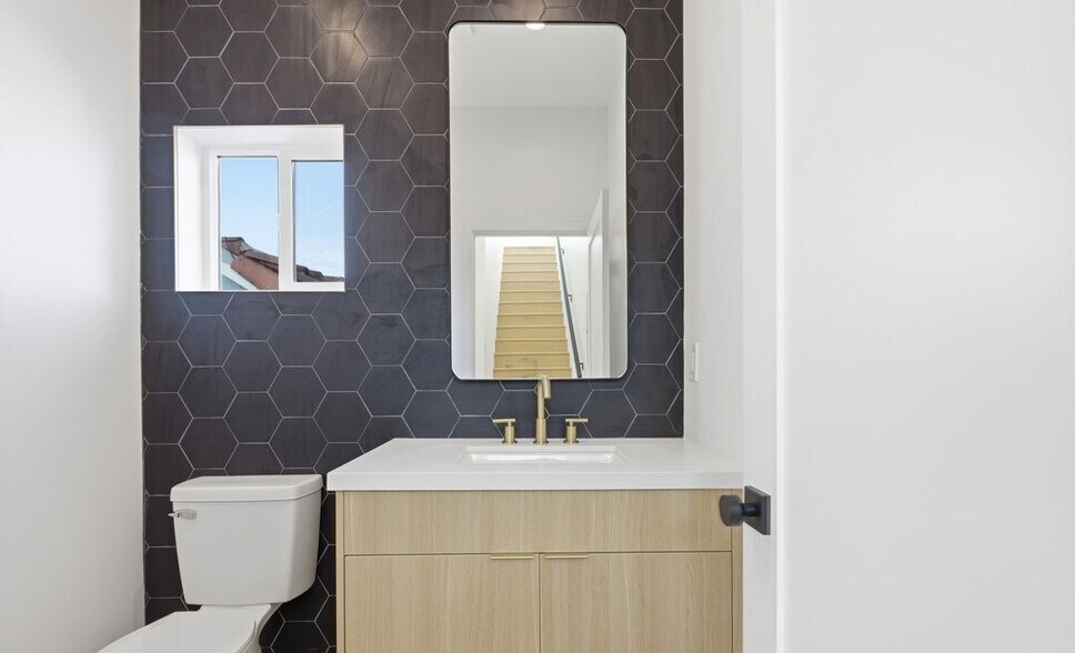 Building Photo - 2835 S Redondo Blvd