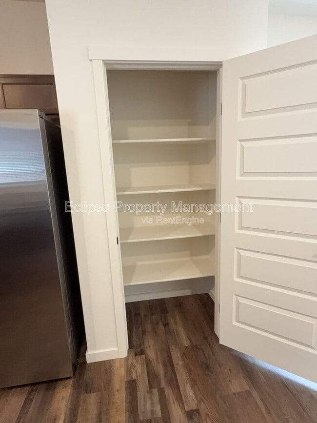 Building Photo - 250 Sasha St