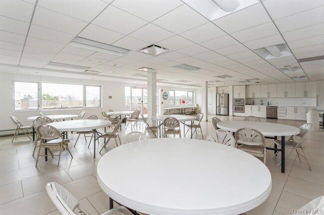 Building Photo - 830 Shore Rd