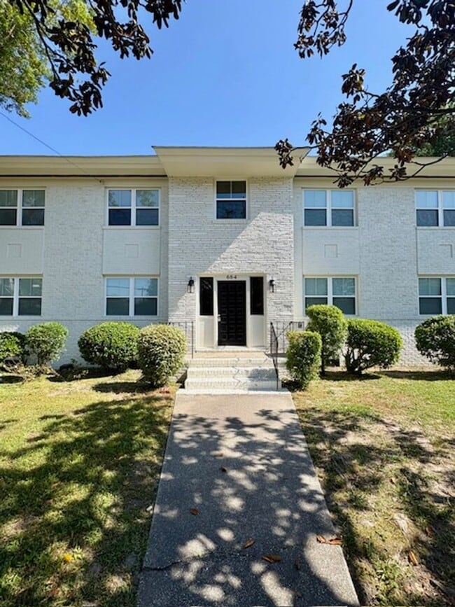 Building Photo - Fully Renovated Three Bedroom Condo 10 mins from MUSC - Off the Greenway!