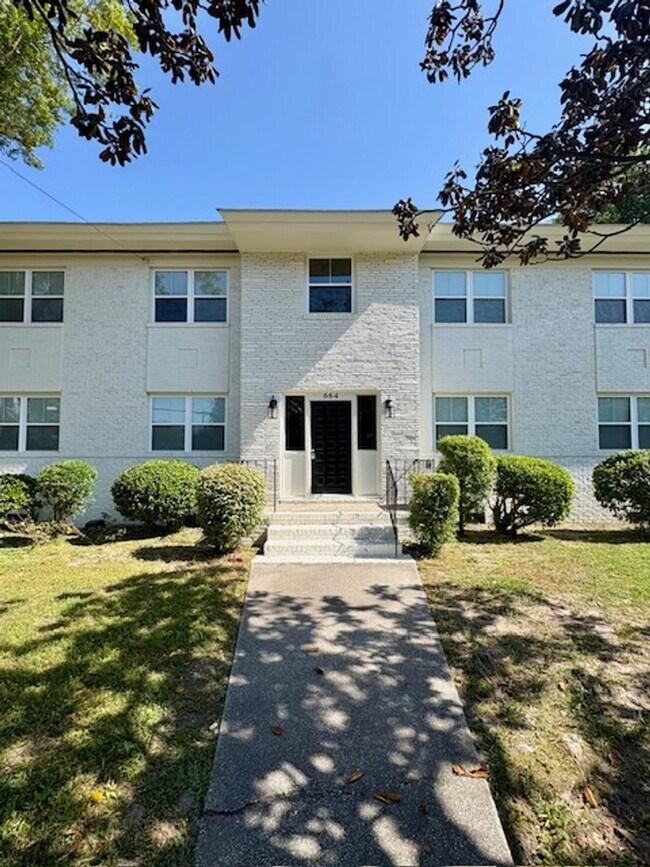 Building Photo - Fully Renovated Three Bedrooms Condo in South Windermere
