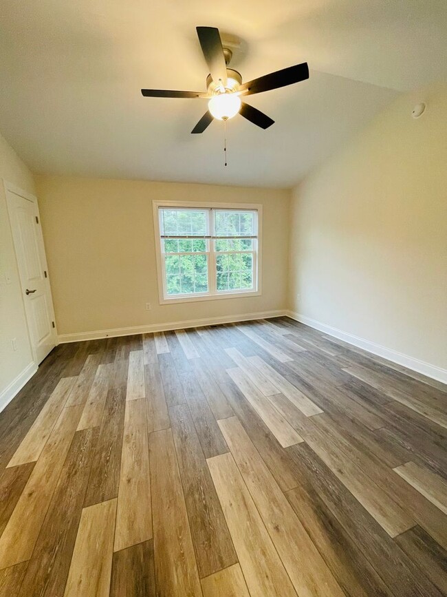 Building Photo - Like New Townhouse for Rent - END UNIT