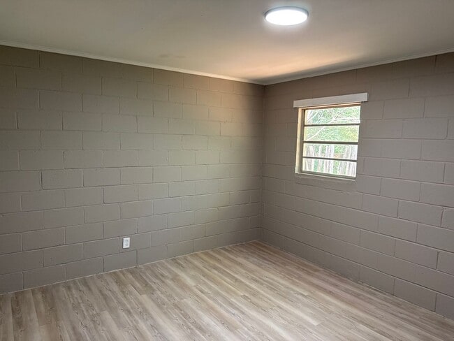Building Photo - 2 Bed 1 Bath Apartment