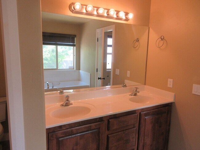 Building Photo - Move-In Bonus!!! 5 bedroom, 3 bath Single Family Home