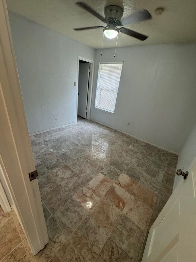 Building Photo - 11922 Sulphur Springs Dr