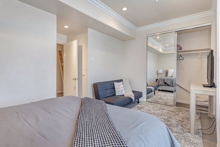 Building Photo - 145 W Hawthorn St