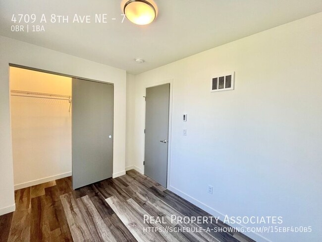 Building Photo - Modern Townhome with ROOMS Available in Un...