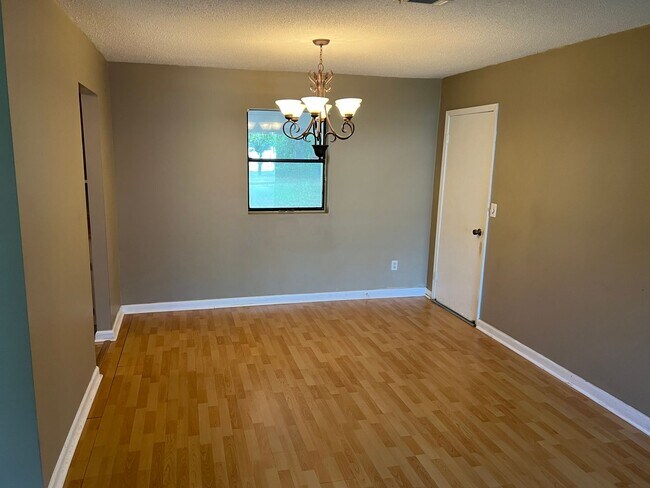 Building Photo - 203 Courtney Pl