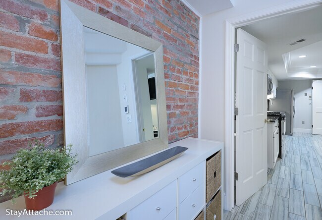 Building Photo - 2027 O Street NW Unit 1