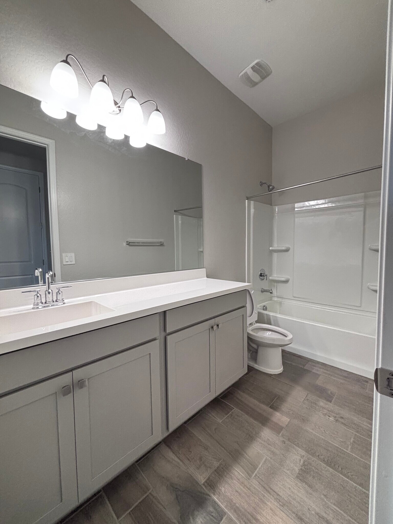 hallway full bath - 1255 N Arizona Ave