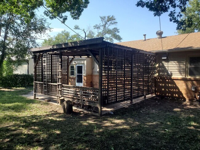 Building Photo - Single family home Recently renovated, mov...