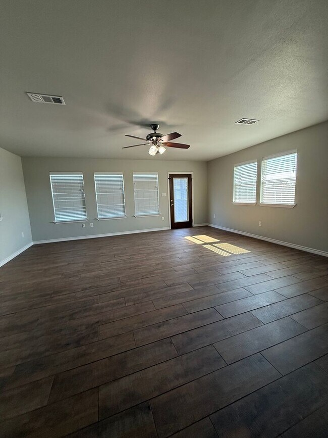 Building Photo - Beautiful modern farmhouse with 5 bedrooms...