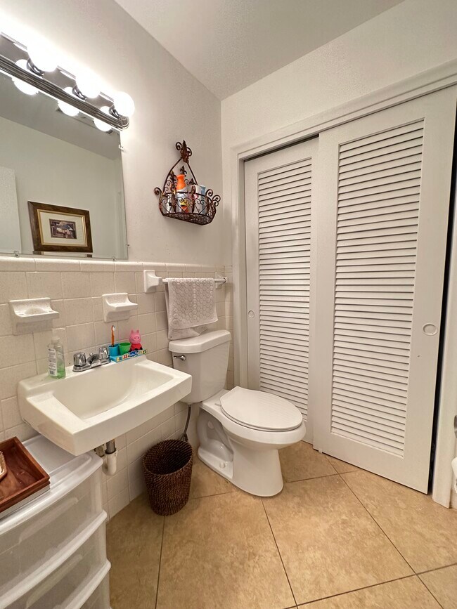 Building Photo - 4731 NE 21st Ter