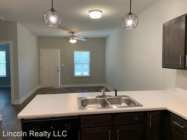 Building Photo - 1713 Springhill Dr