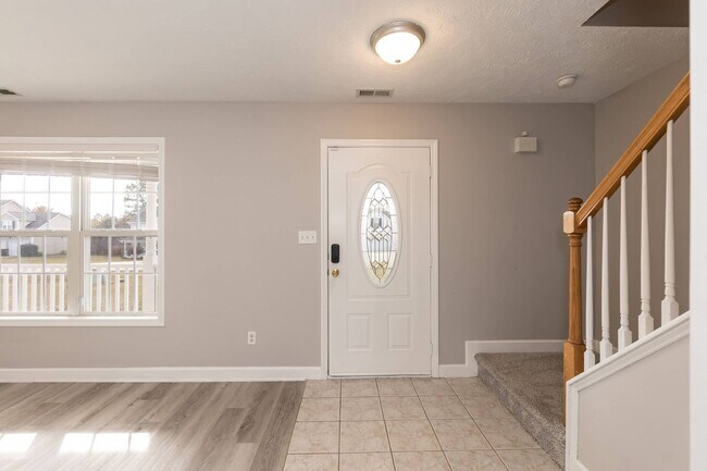 Building Photo - Gorgeous Three Bedroom Home!