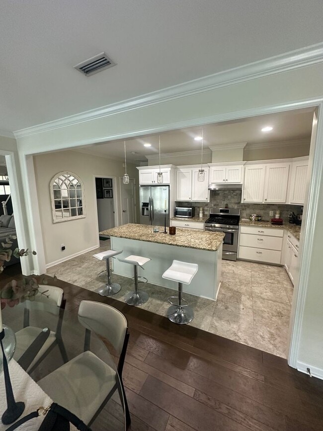 Building Photo - Beautiful 3 BR 2.5 Bath home with bonus room