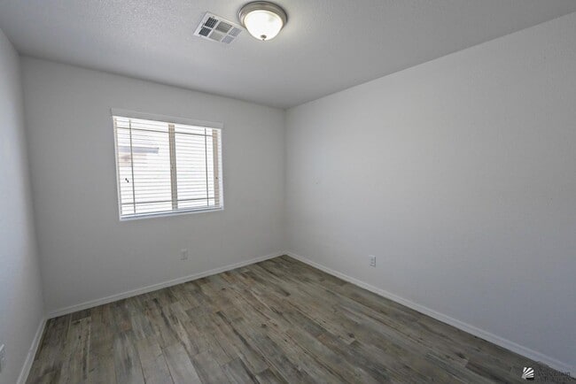 Building Photo - 8716 E 40th Pl