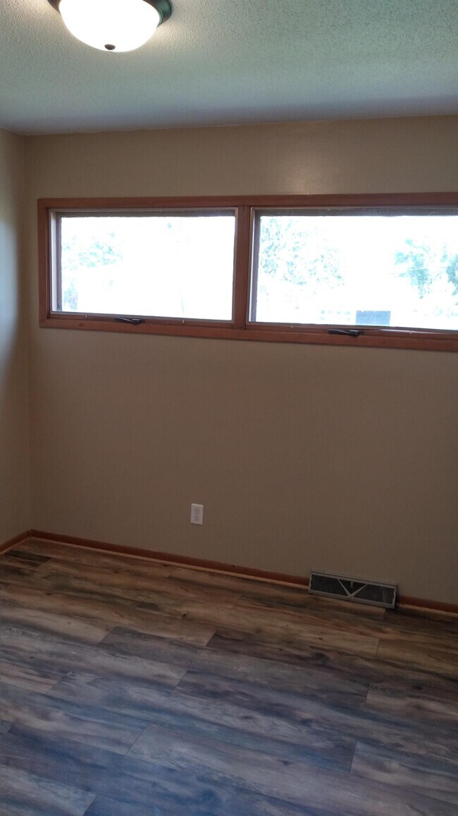 Building Photo - 1915 E Dodge St