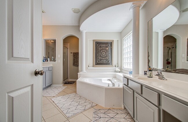 Building Photo - 26427 Sagewood Forest Dr
