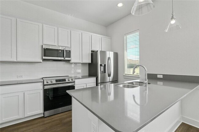 Building Photo - 2050 Lohmans Spur Rd