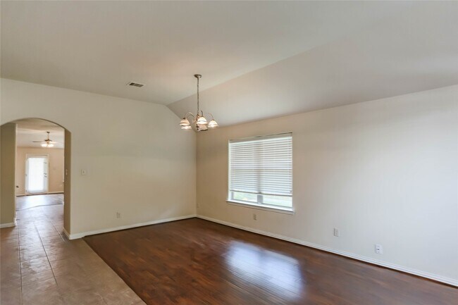 Building Photo - 1327 Maple Ace Dr