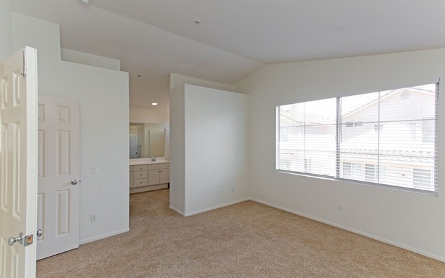 Building Photo - Spacious Home within the Legends Community...