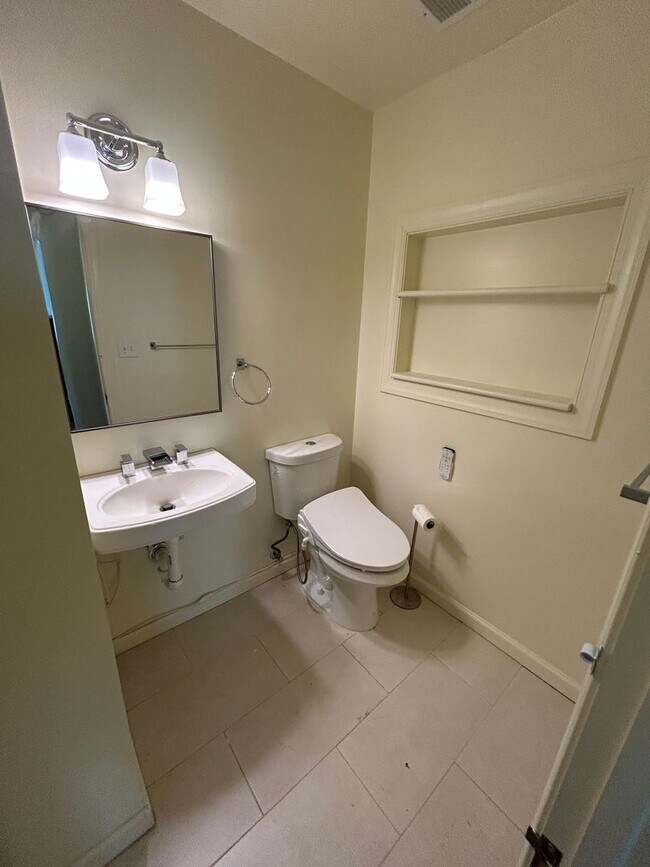 Building Photo - Cute 2 bed + 2 Bath SF House with 1 car ga...