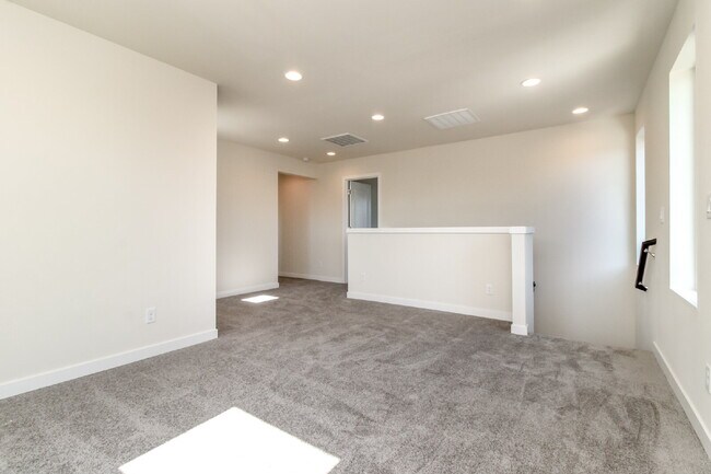 Building Photo - Scenic Auburn Living with Modern Comfort & Easy Seattle/Tacoma Access