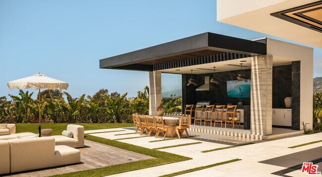 Building Photo - 6889 Dume Dr