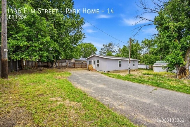 Building Photo - 1445 Elm St