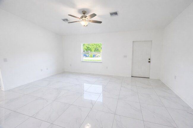 Building Photo - Beautiful 3 bedroom home Sw Lehigh Acres