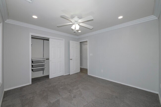 Building Photo - 145 Village Green Dr