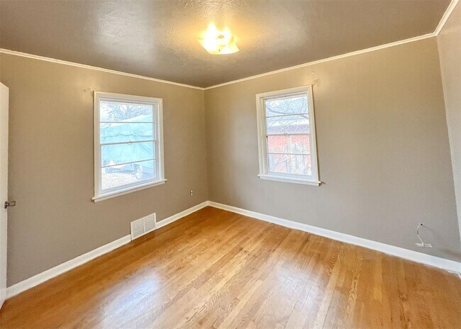 Building Photo - 208 E 14th St