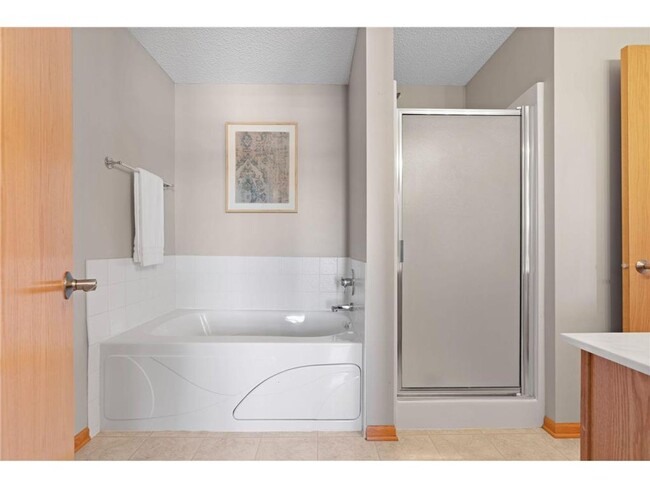 Building Photo - Sparkling Like-New 3 Bedroom Plus Office/L...
