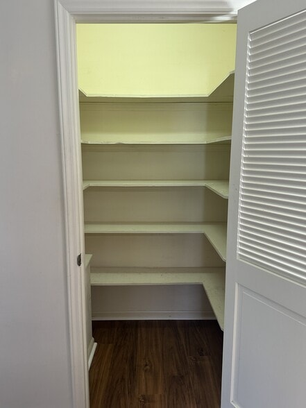 Building Photo - 625 Clearview Dr