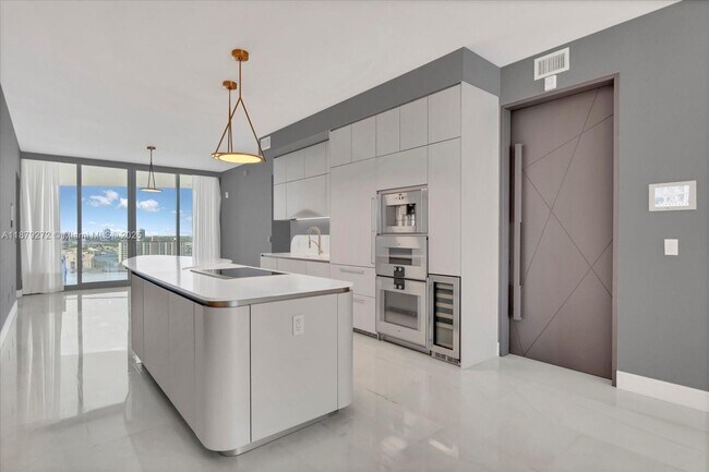 Building Photo - 16901 Collins Ave