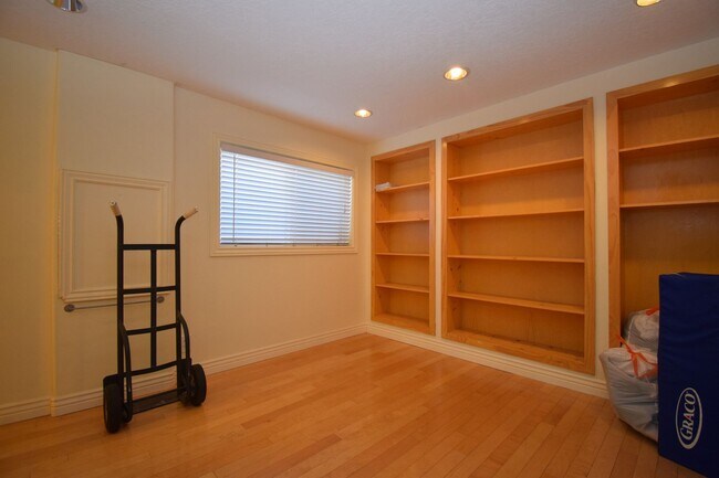 Building Photo - 874 Forest Park Ct
