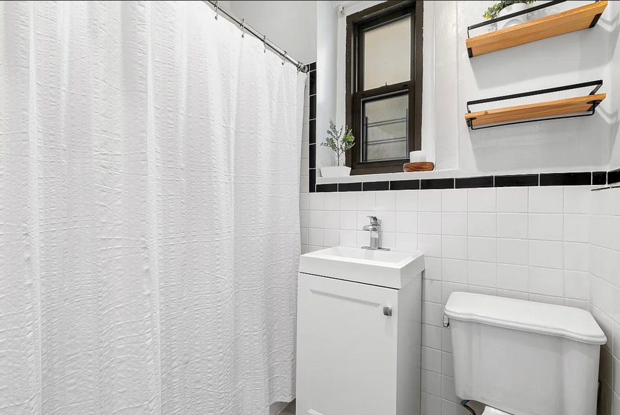 Building Photo - 176 E 95th St