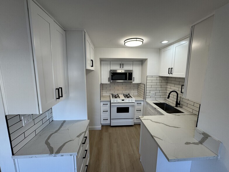 Kitchen - 1045 S Alma St